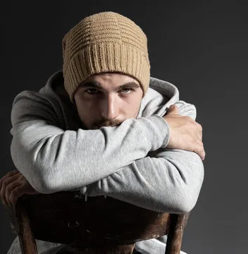 半岛体育专业分析师或狂热球迷形象